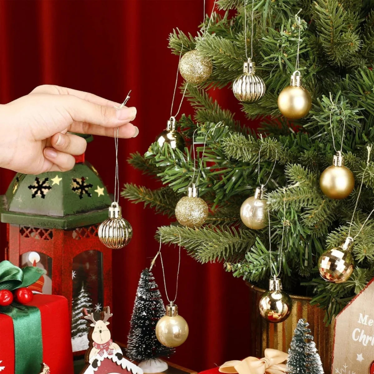 24 Piece Set Gold 3cm Christmas Ball Ornaments Unbreakable Christmas Hanging Balls for Christmas Tree Holiday Wedding Party